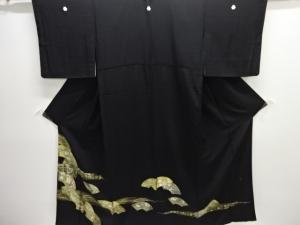 山口美術織物製　寿光織　地紙に花模様刺繍留袖(比翼付き)